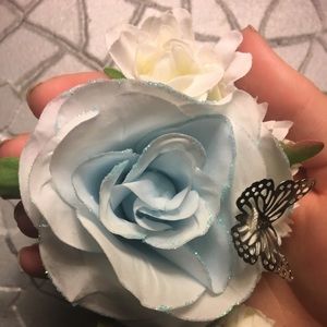Claire’s light blue and white flower hair clip